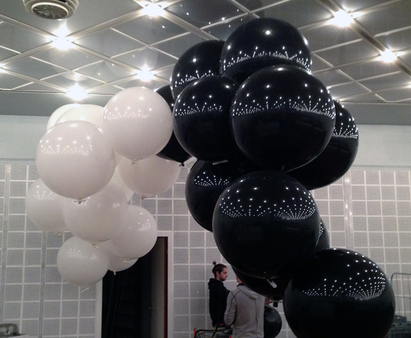 schwarze und weisse XXL Ballone mieten